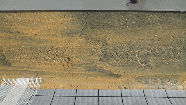 陸屋根の端部までシート貼り付け